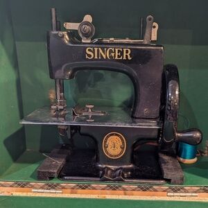 Vintage cast iron Singer 20-10 sewing machine, case